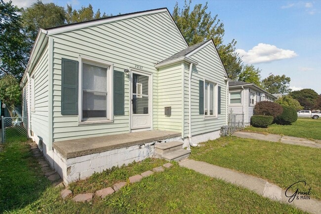 Building Photo - 3 bedroom Eastpointe $1300