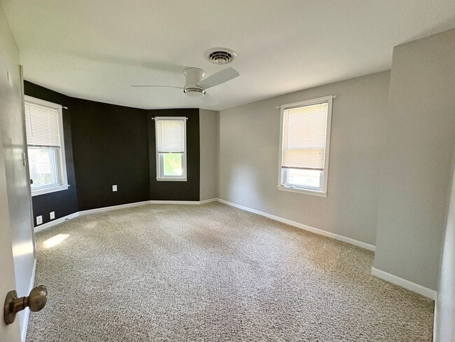 Building Photo - 4 Bedroom 2 Bathroom in Harrisburg!