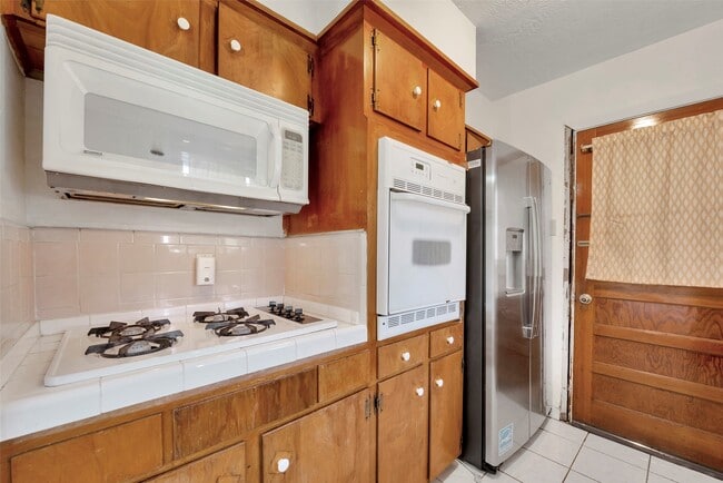 Building Photo - 10402 Hollyglen Dr