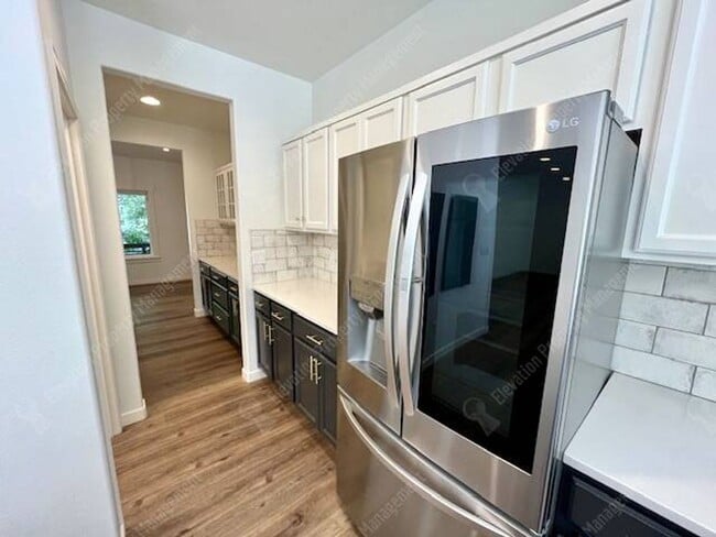 Building Photo - Beautifully updated 3 BR on west side of Bend