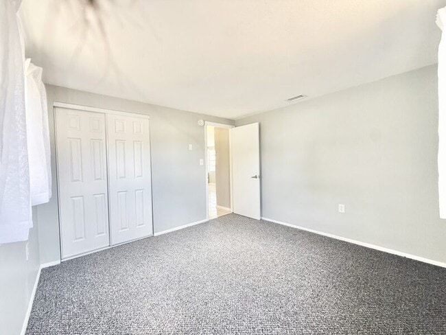 Building Photo - 1300 Classic Dr