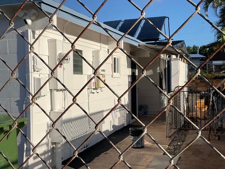 Building Photo - 2374 Anihinihi St
