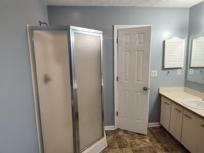 Building Photo - 6724 Willowbrook Dr