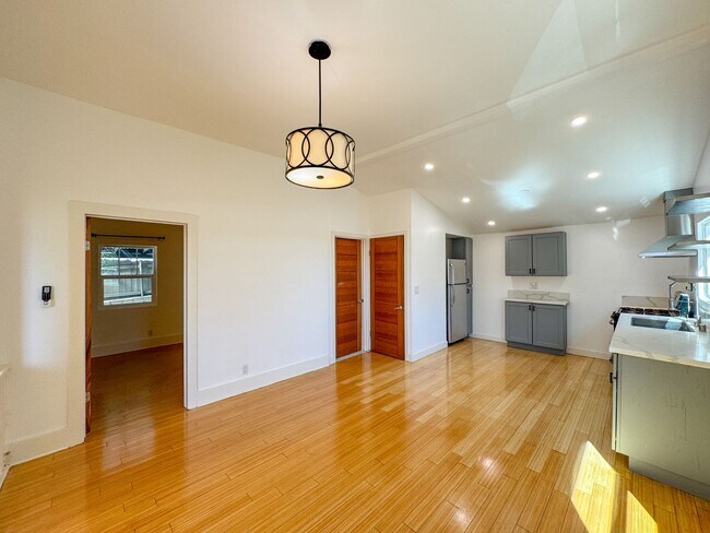 Building Photo - Remodeled Echo Park Home