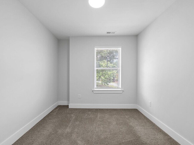 Building Photo - 3 Bed, 2.5 Bath - Lucky Penny End Unit