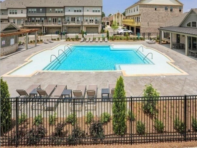 Building Photo - 2500 Skyland Dr NE