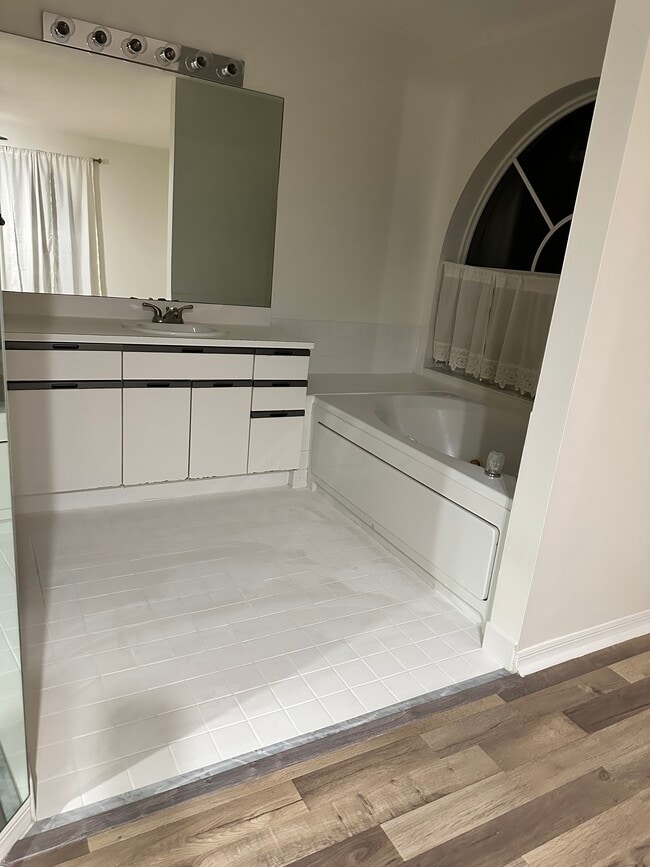 Building Photo - 2823 Day Ave