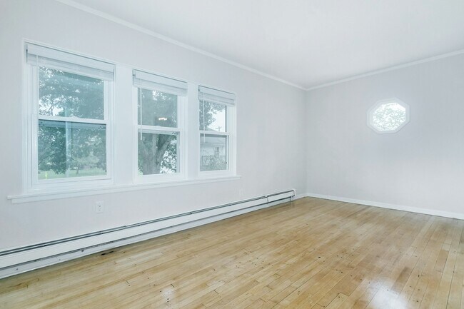 Building Photo - 2446 E Johnson St