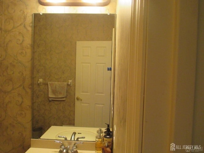 Building Photo - 103 Tived Ln E