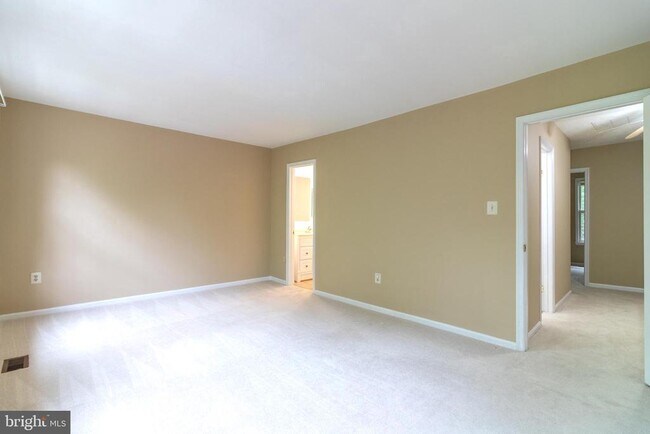 Building Photo - 4796 Gainsborough Dr