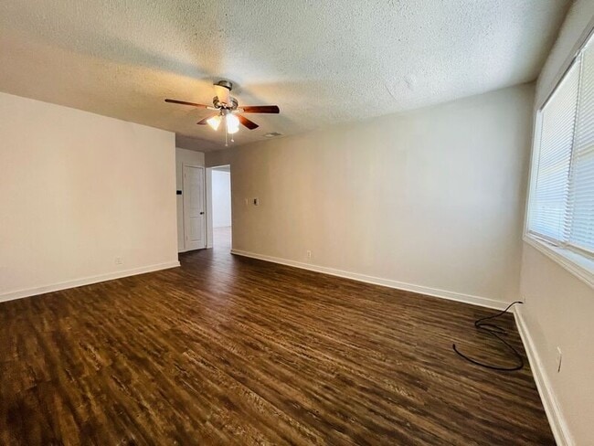 Building Photo - 802 W Main St