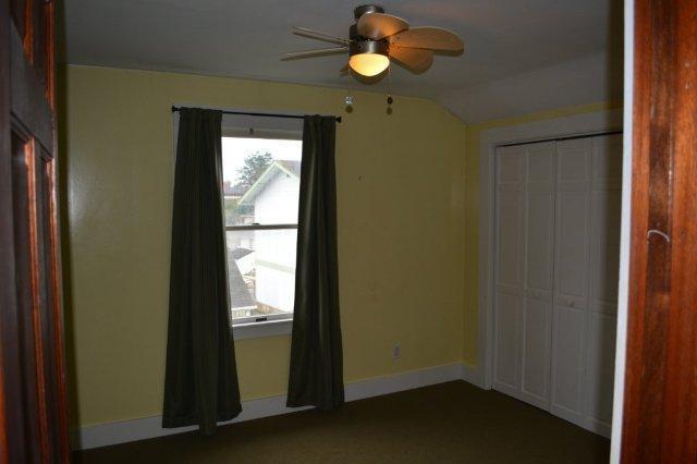 Building Photo - Beautiful, spacious Craftsman, Owner pays Yard Care, Laundry on site