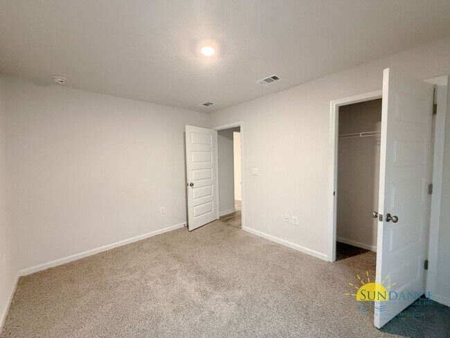 Building Photo - Spacious 5-Bedroom Home in Plantation Woods, East Milton!