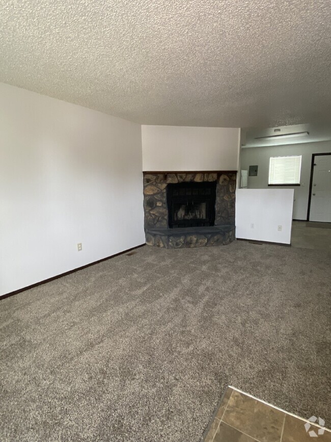 Building Photo - 2 bedroom mineola