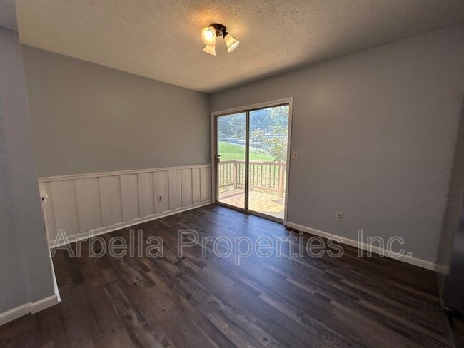 Building Photo - 347 New Summerville Rd