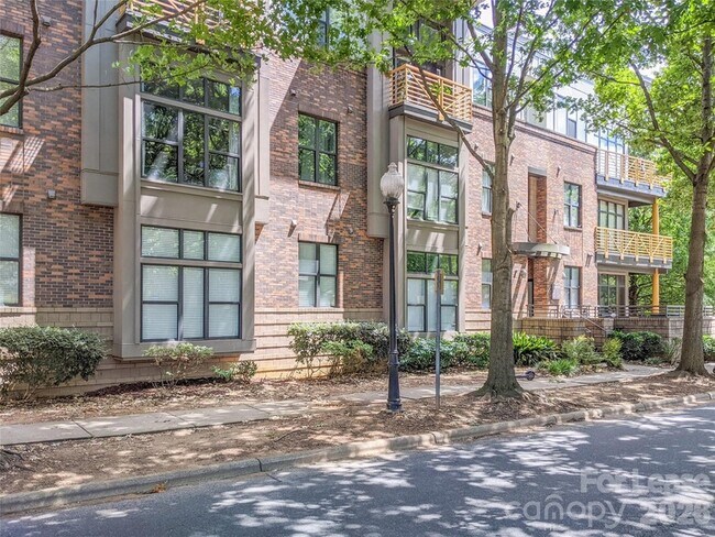 Building Photo - 716 N Davidson St