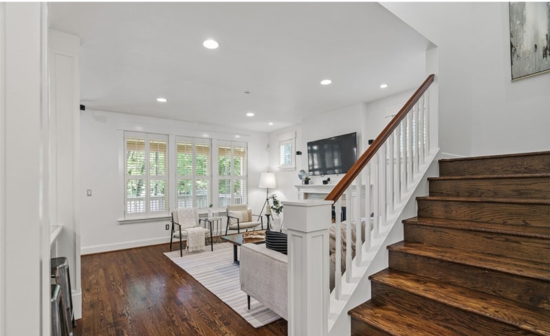 Building Photo - 1340 Bellevue Way SE