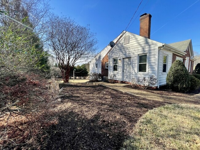 Building Photo - 2421 Old Forest Rd