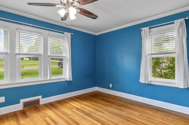 Building Photo - 3 Bed/2 Bath.  Pet Friendly. Large Yard. No Security Deposit