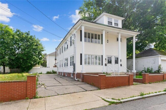 Building Photo - 100 De Pinedo St