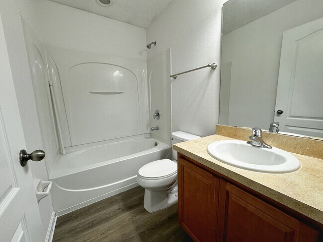 Building Photo - 3BR/2.5BA Paloma Townhome. Bright & Comfortable!