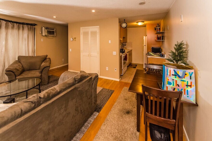 Building Photo - 172 River St