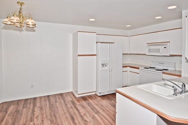 Building Photo - Convenient 3 Bedroom 2 Bathroom Southeast Townhome