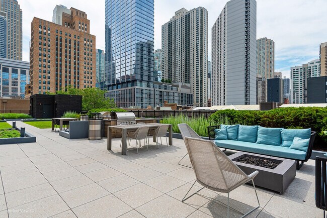 Building Photo - 823 N Clark St