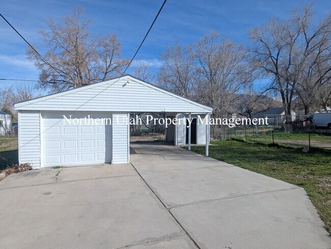 Building Photo - 3 bed 2 bath home