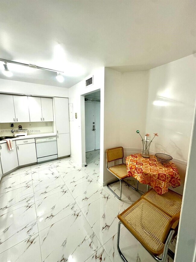 Building Photo - 6423 Collins Ave