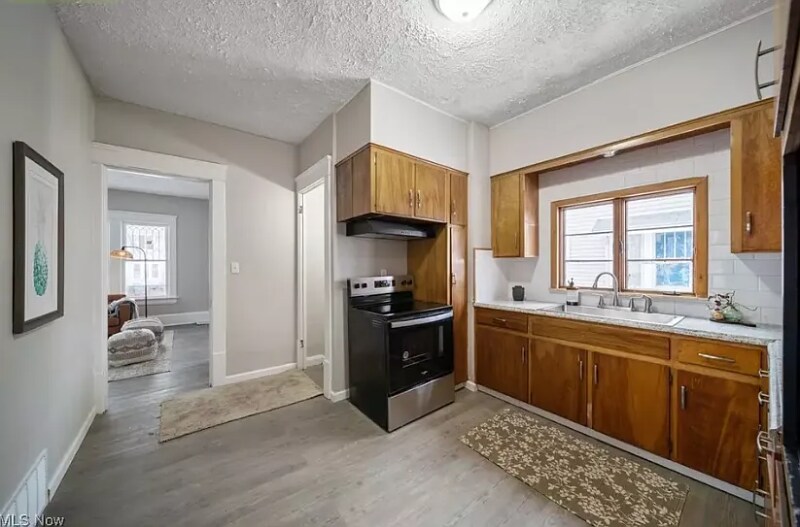 Building Photo - 893 Delia Ave