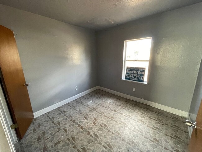 Building Photo - Special!! Low deposit!!