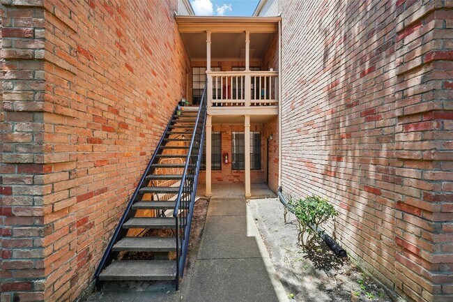 Building Photo - 2255 Braeswood Park Dr