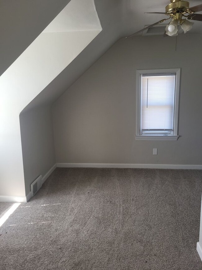 Building Photo - Three bedroom two bath located in North Hills!