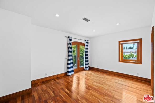 Building Photo - 9033 Cresta Dr