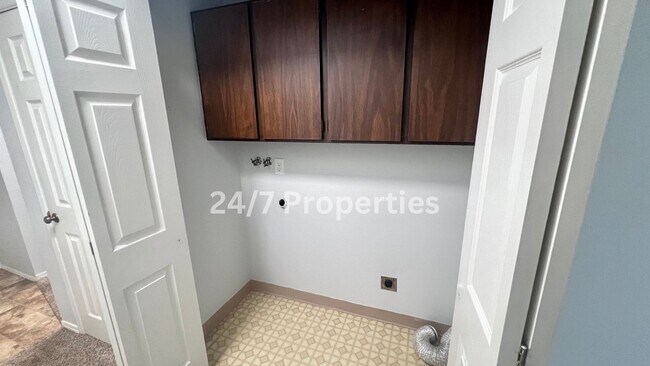 Building Photo - Upper Level 2 BD | 1 BA Apartment in Oregon City - ONE MONTH FREE!