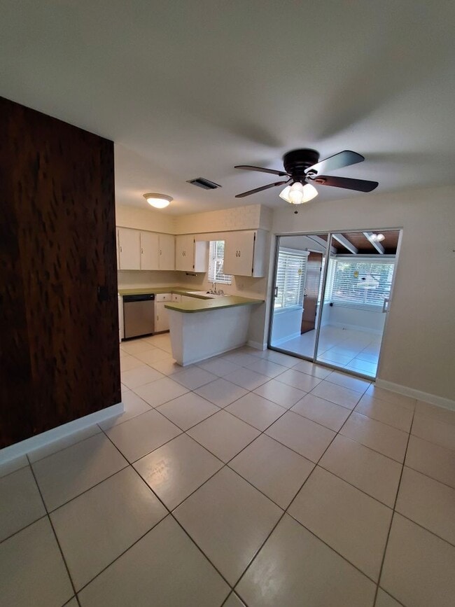 Building Photo - QUIET AND WELL MAINTAINED NEIGHBORHOOD
