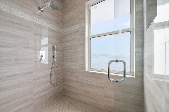 Building Photo - 1428 SW 4th Ave