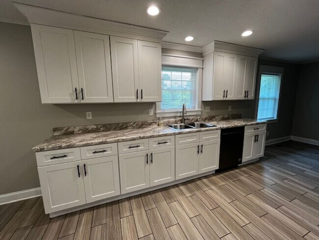 Building Photo - Updated 3 bed 2 bath house with yard and b...