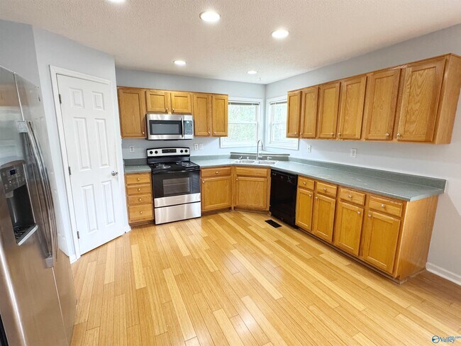 Building Photo - 183 Hollington Dr NE