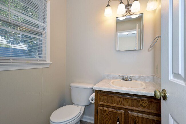 Building Photo - Spacious single family home in Westview Lakes.