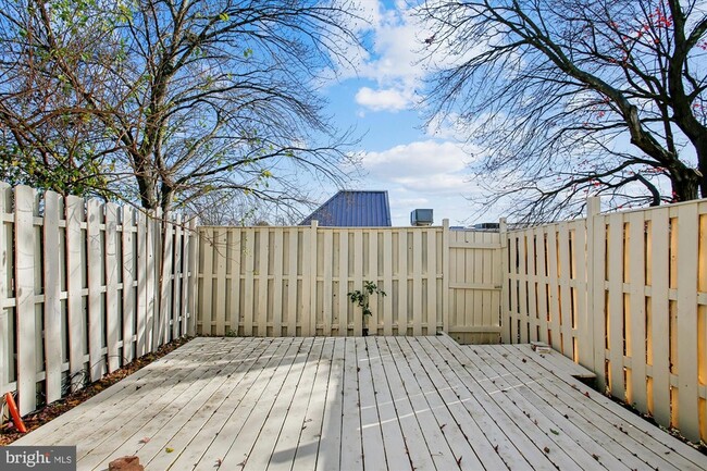 Building Photo - 8703 Village Green Ct