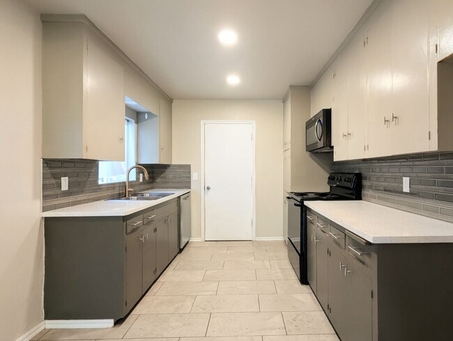 Building Photo - Charming OKC Home | 3 Bedrooms, 2-Car Garage & Spacious Fenced Backyard!