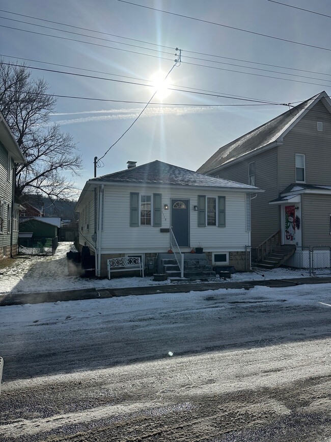 Building Photo - 1113 5th Ave