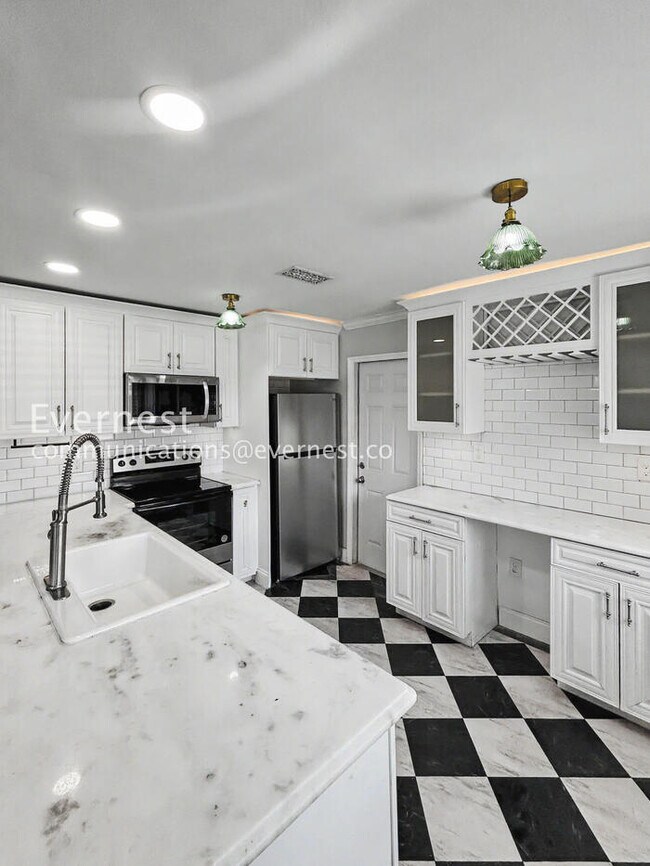 Building Photo - 1885 Shore Acres Blvd NE