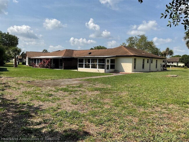 Building Photo - 126 Parkview Cir E