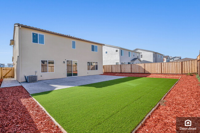 Building Photo - 5587 Saddle Rock Ln