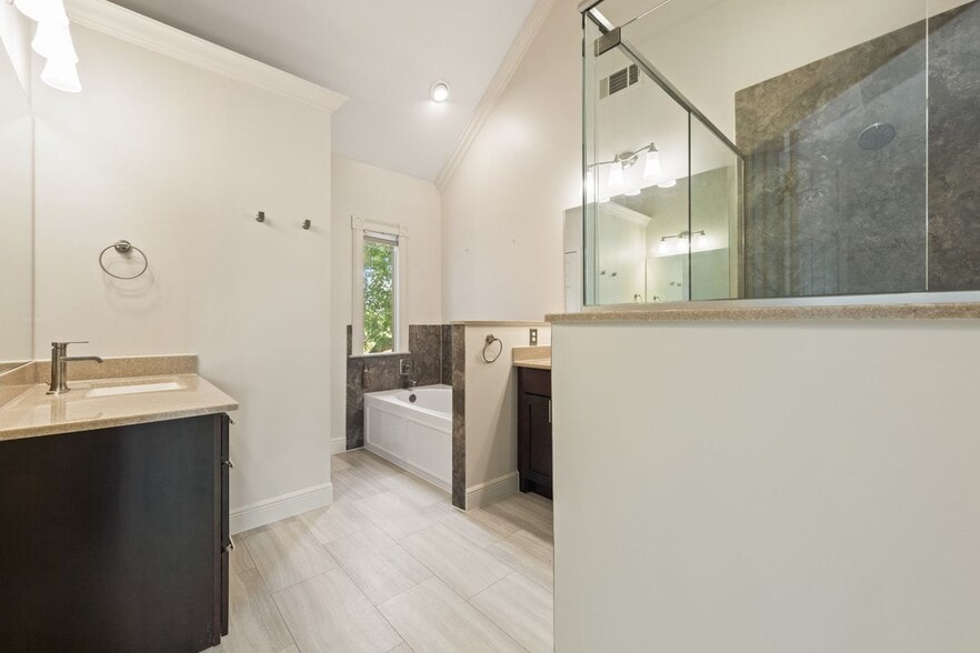 Building Photo - 300 Oak Hollow Dr