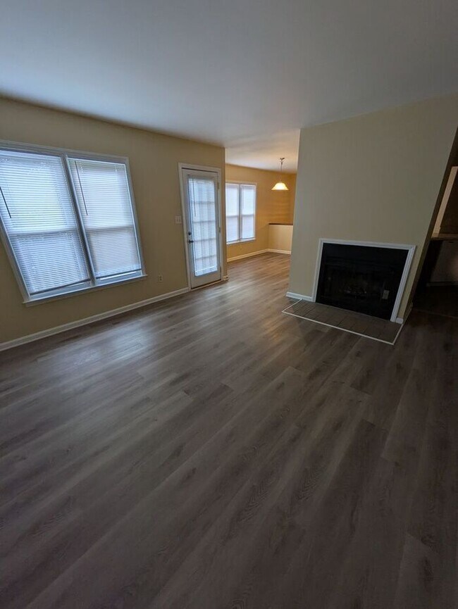 Building Photo - 2BD/2BA Condo Available Now in Hickory