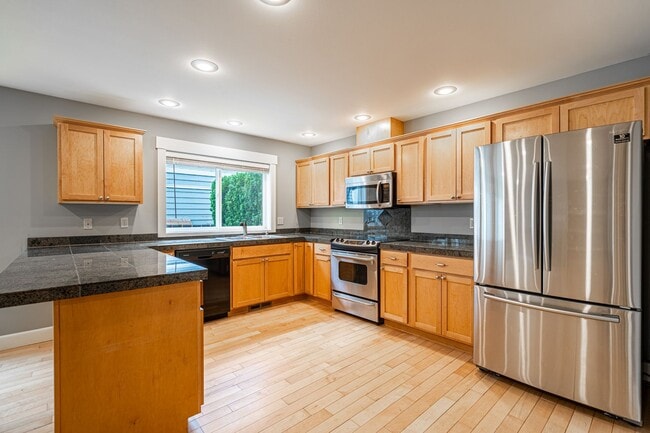 Building Photo - 3 Bedroom Townhome at The Vineyard